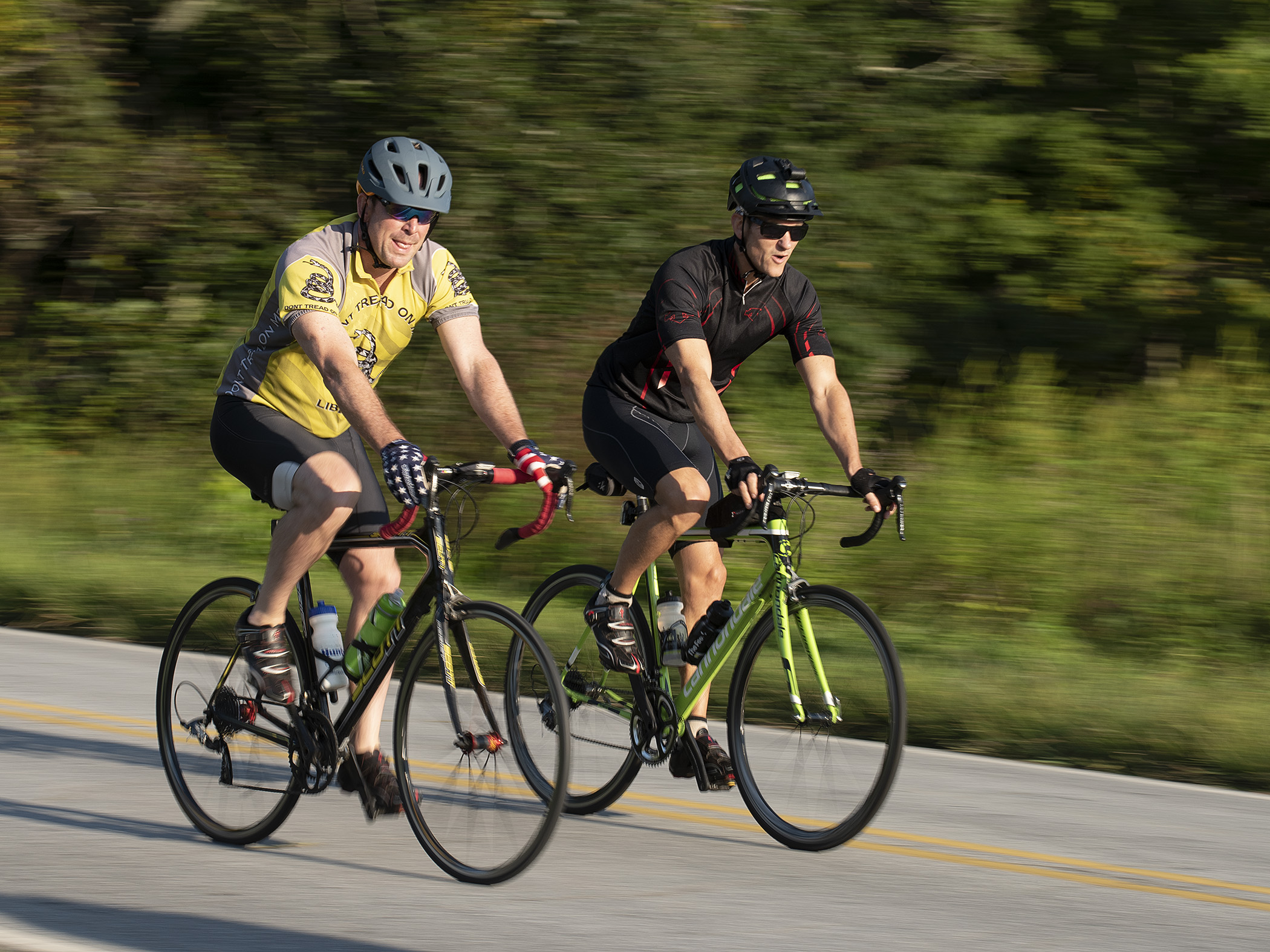 Two cyclists at Tour d'Apple